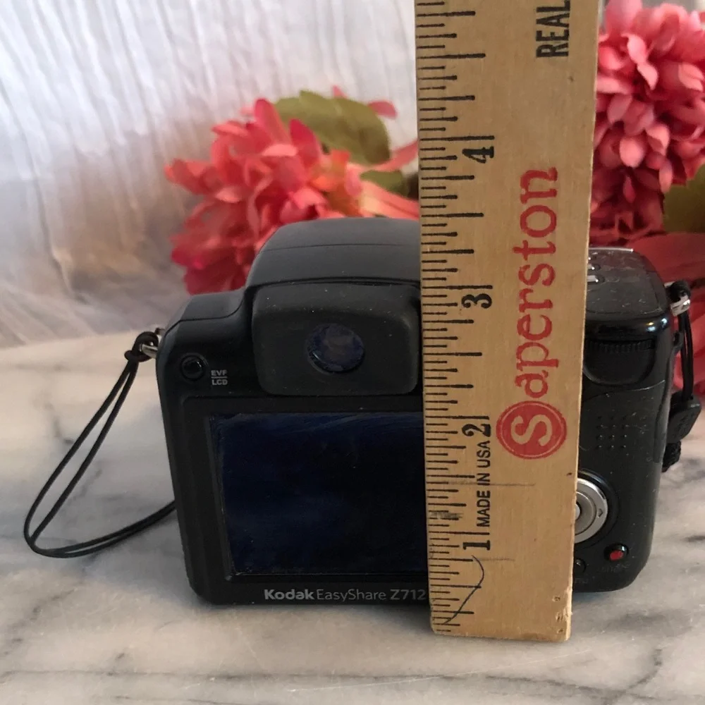 KODAK DIGITAL 35 MM EASY SHARE camera zoom lens 4.0 MPX built flash & guide book